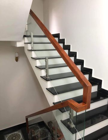 Cho thuê nhà căn góc, lê văn lương, khuất duy tiến 104m2* 7538464