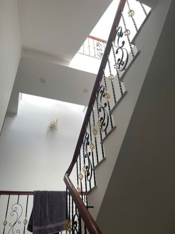 Chủ gia đình đang ở bán nhà riêng để chuyển nơi công tác. 7539944