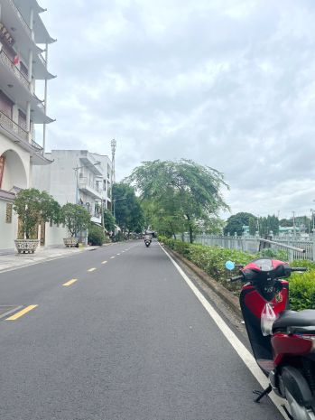 Nhà 4 tầng nở hậu l mặt tiền view bờ kè lò gốm p12q6. giá: 7600506
