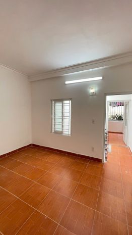 Nhà 3 tầng  ô tô đỗ cửa  gần chợ lũng đông  giá 2,35 7601292