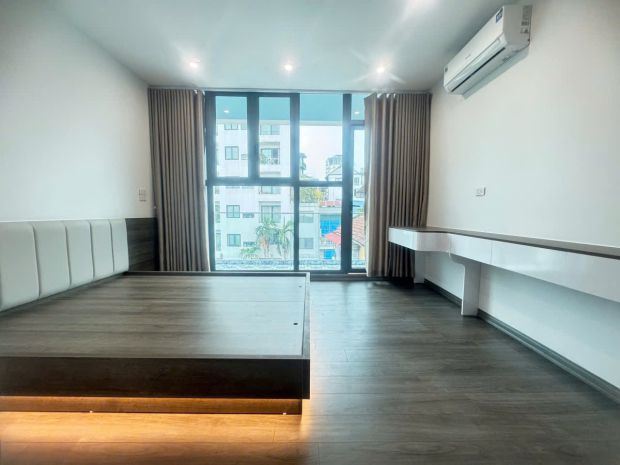 Siêu hiếm đội cấn  6 tầng thang máy  nhà mới kính koong 7603861