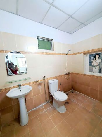 Bán chdv 30p có thang máy 8x20 mặt tiền tô ký, trung mỹ 7644913
