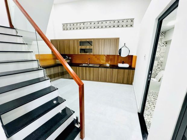 Bán nhà q10 cách mạng tháng 8 ngang 6m 4 tầng 95m2: 8,9 tỷ. 7652568