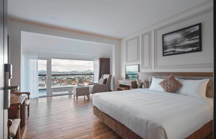 Cần bán khách sạn view cực đẹp mặt tiền 15m đường ngô thì 7654010