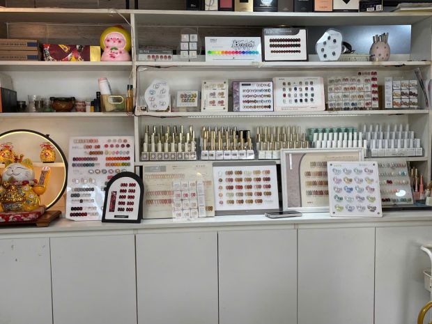 Cần sang gấp tiệm nail  mi  gội đầu tại phú nhuận, hồ chí 7656590