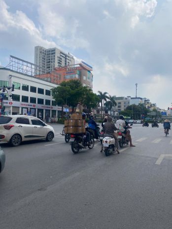 Cho thuê nhà mặt phố huế 200m x 3t 7657526
