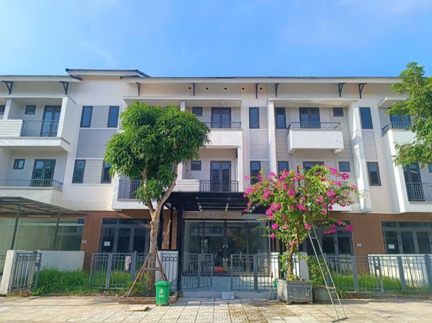 Chủ nhà định cư nước ngoài  bán shophouse 120m2,,gía hơn 8ty 7657883