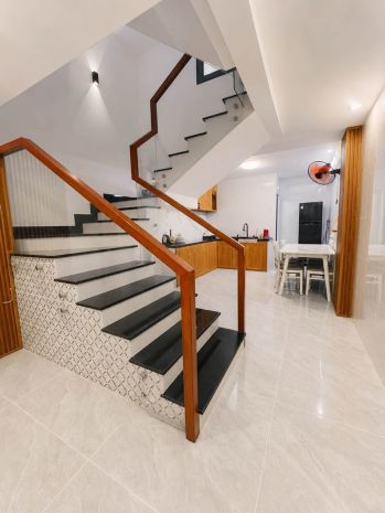 Kế trường sát chợ ngay trung tâm - nhà mới 3 tầng lạc long 7670396