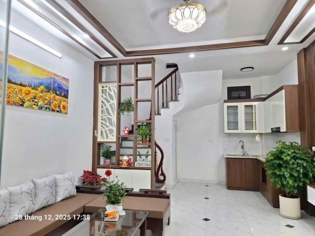 Cho thuê nhà 318 ngọc trì  5 tầng , full nội thất, chỉ 8 7691540