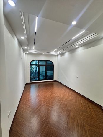 Bát khối 10 tỷ ô tô đỗ cửa,7tầng thang máy,sổ đỏ long biên 7724787