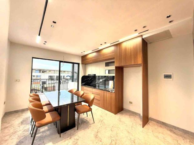Bán nhà long biên 9 tỷ 40m gara,thang máy,nhà mới 7725571