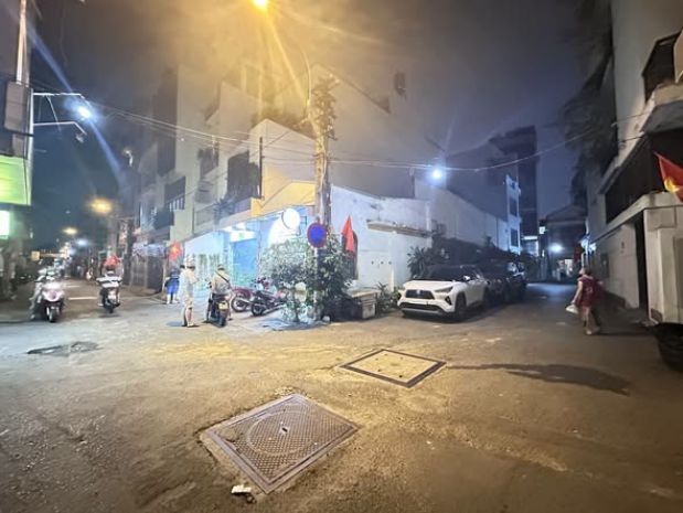 Xe hơi đỗ cửa  điện biên phủ , khu bàn cờ  nhà mới. 7727361