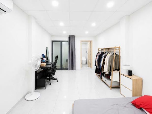 Xe hơi đỗ cửa  điện biên phủ , khu bàn cờ  nhà mới. 7727365