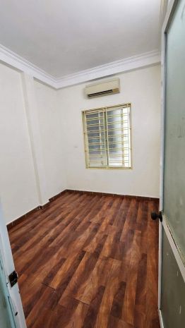 Cho thuê nhà nguyên căn  3 tầng và 1 tum  tại bồ đề, long 7735342