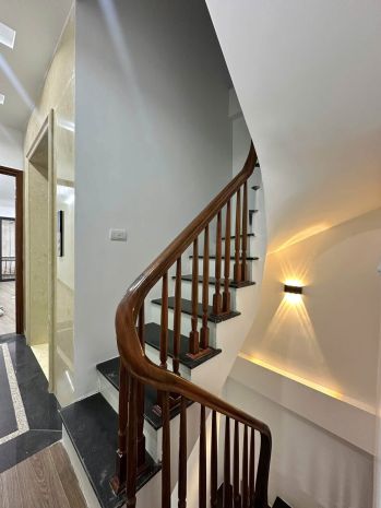 Nhà đẹp đê la thành  39m²  mt 4m  5 tầng  thang máy  ô 7738014