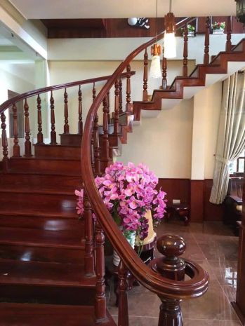 Cho thuê nhà nguyên căn 3 phòng ngủ có sân đậu ô tô giá 15 7761654