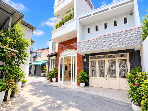 Thoại ngọc hầu  hẻm tải thông sát mặt tiền  nhà 2 tầng 7766042