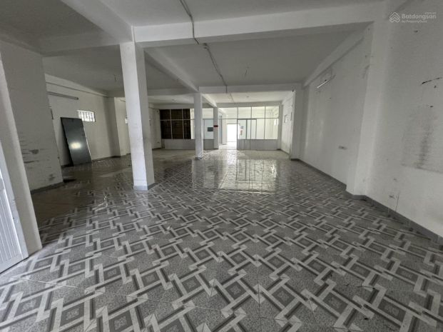Tòa nhà mặt tiền rất thuận lợi mở tt anh ngữ phòng khám 7766064