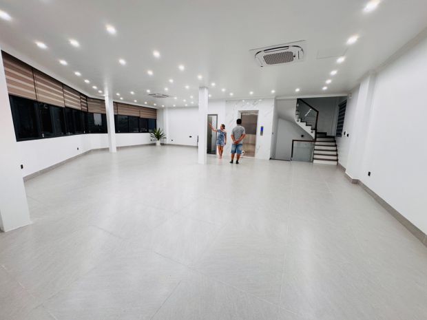 Mặt phố viêt hưng 3 mặt thoáng lô góc 33 tỷ 90m, thang máy 7776989