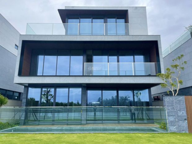 Bán biệt thự ven sôngliên hệ chính chủ: hoàng bình : 0773218 7787791
