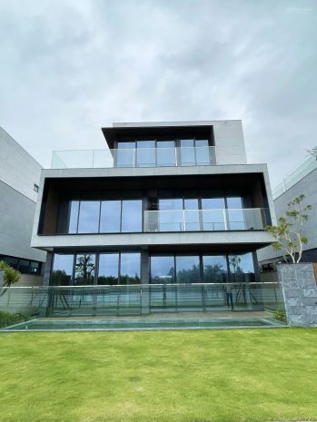 Bán biệt thự ven sôngliên hệ chính chủ: hoàng bình : 0773218 7787793